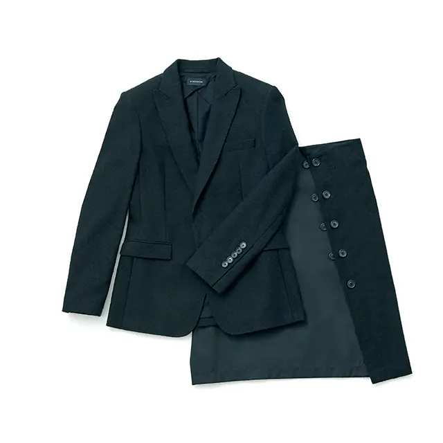 美しいシルエットで魅せるジャケットとボタン使いがさりげなくモードなスカート