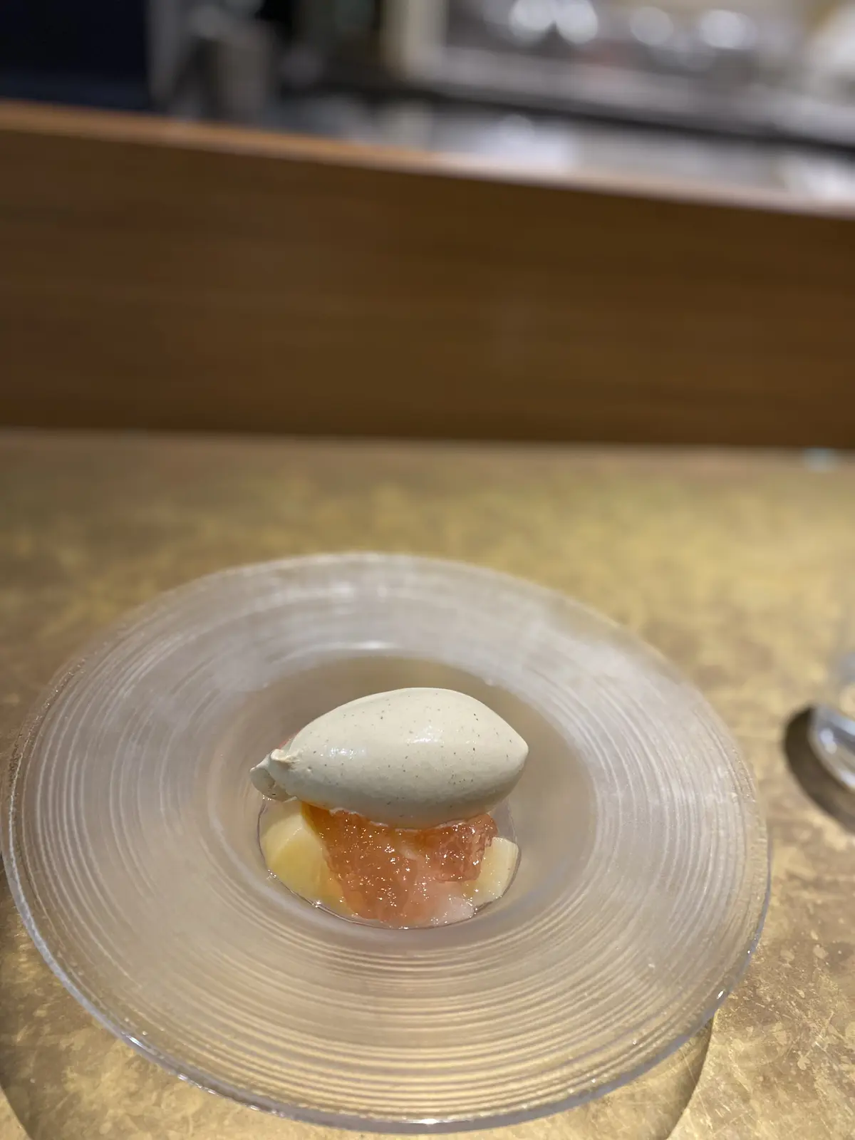 桃とミントのジェラートを合わせたさっぱりとしたデザート