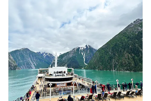 トレーシー・アームは、長さ約40㎞ のフィヨルド。狭い水路の両側に切り 立った幻想的な峡谷が続き、最深部で は氷河を間近に見学できる。ここだけ 海の色は輝くエメラルド