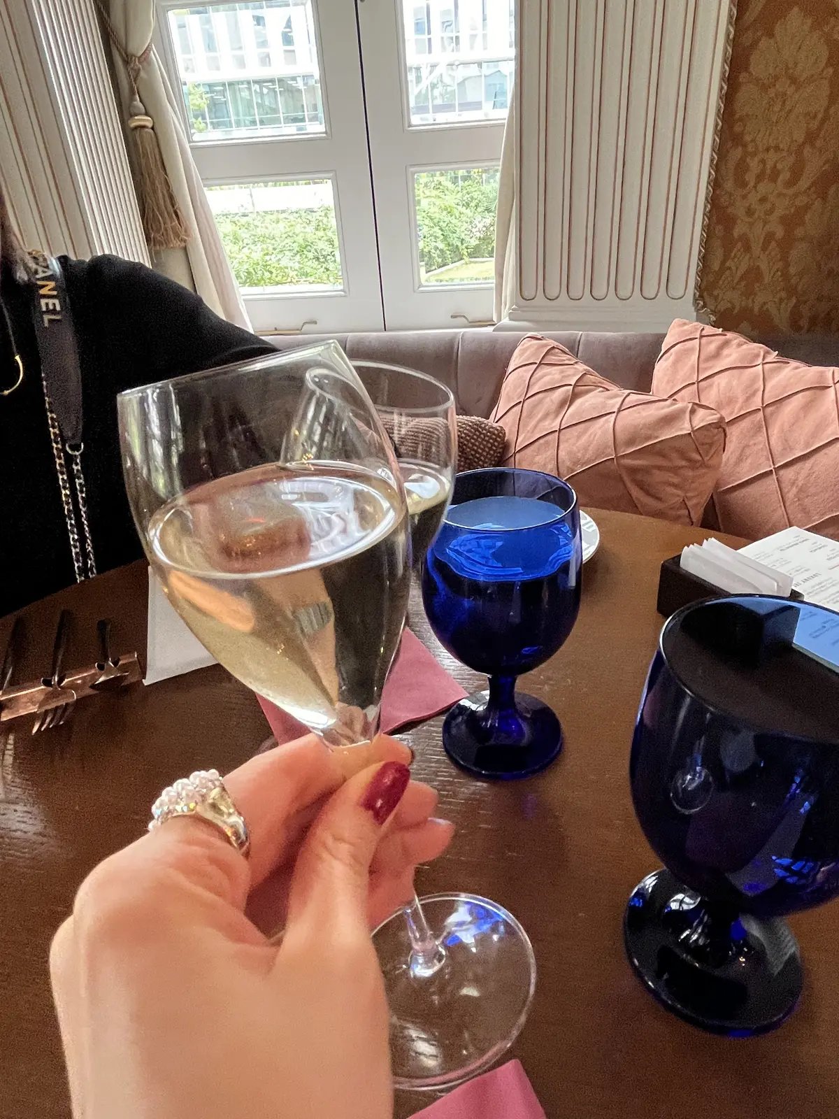 バラとアフタヌーンティーを楽しみにお気にの画像_16