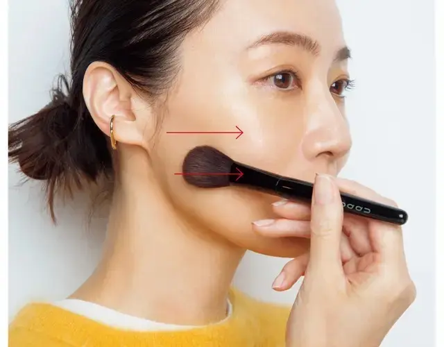 2.シェーディングパウダーを重ねて、持ちをアップ