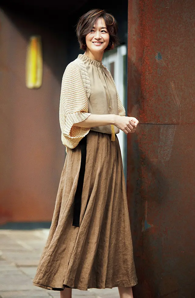 ニットのボレロ合わせで品よくこなれる、麻のロングスカート