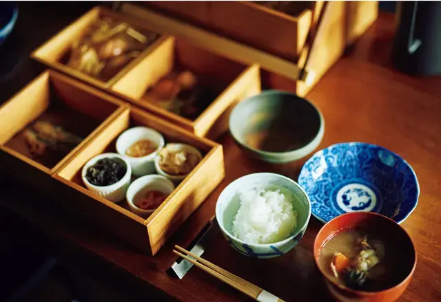朝食は、地元のお母さんが作った素朴な味わいのおかずと、炊きたての魚沼産コシヒカリ、温かい味噌汁。目覚めの体にしみわたる
