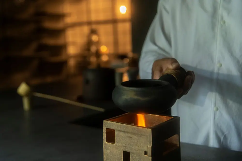 焙じ茶は小さな炉を使い、茶葉を炒るところからスタート。焙じ茶（干菓子付き）￥1,200〜