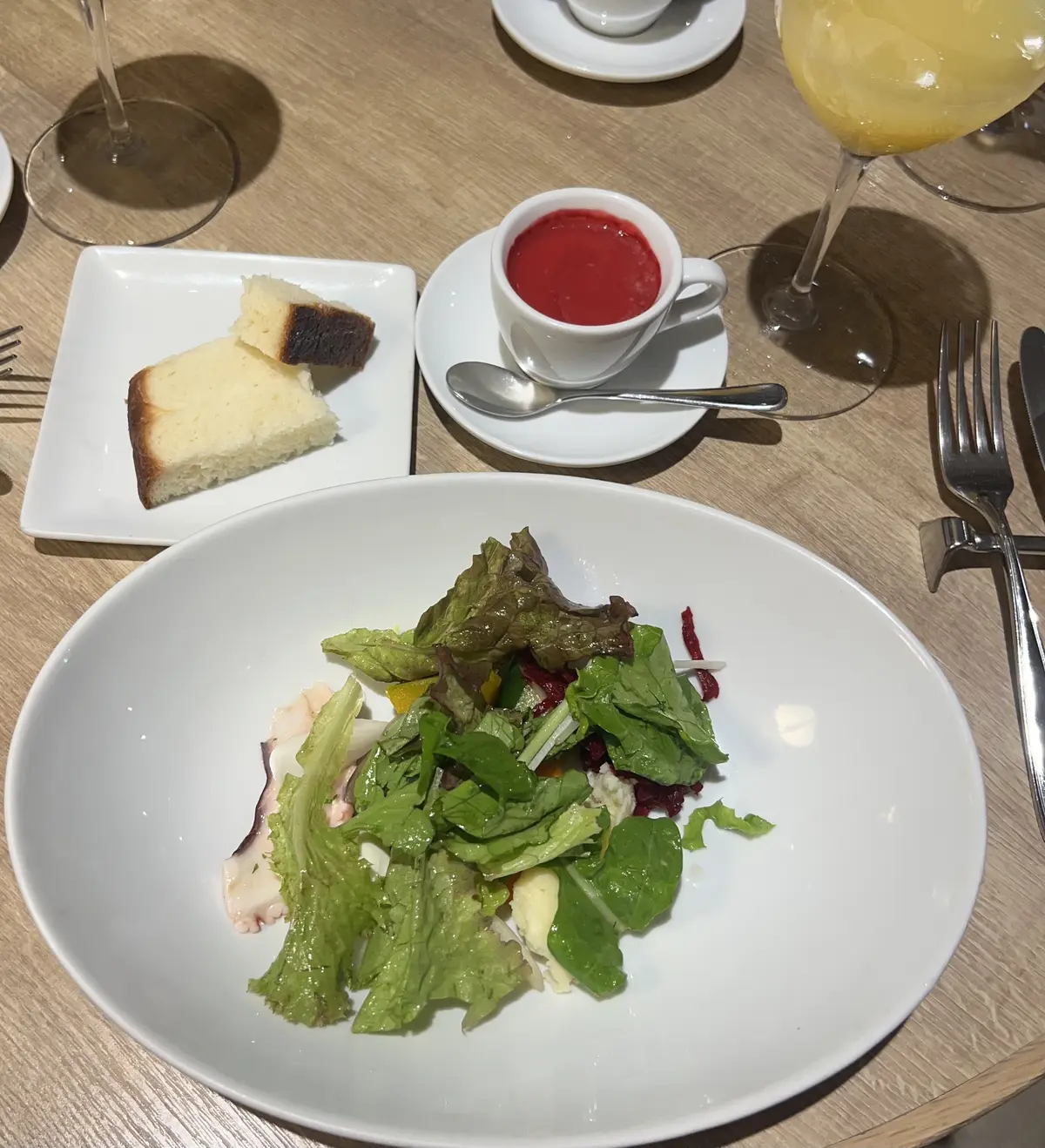 マンゴーカラーのワンピースを着てフルーツの画像_3