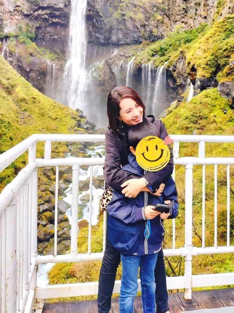 華厳の滝、40代ファッション、ユニクロのウルトラストレッチスキニーハイライズ、ザラのブラウス、黒スキニー、旅ファッション