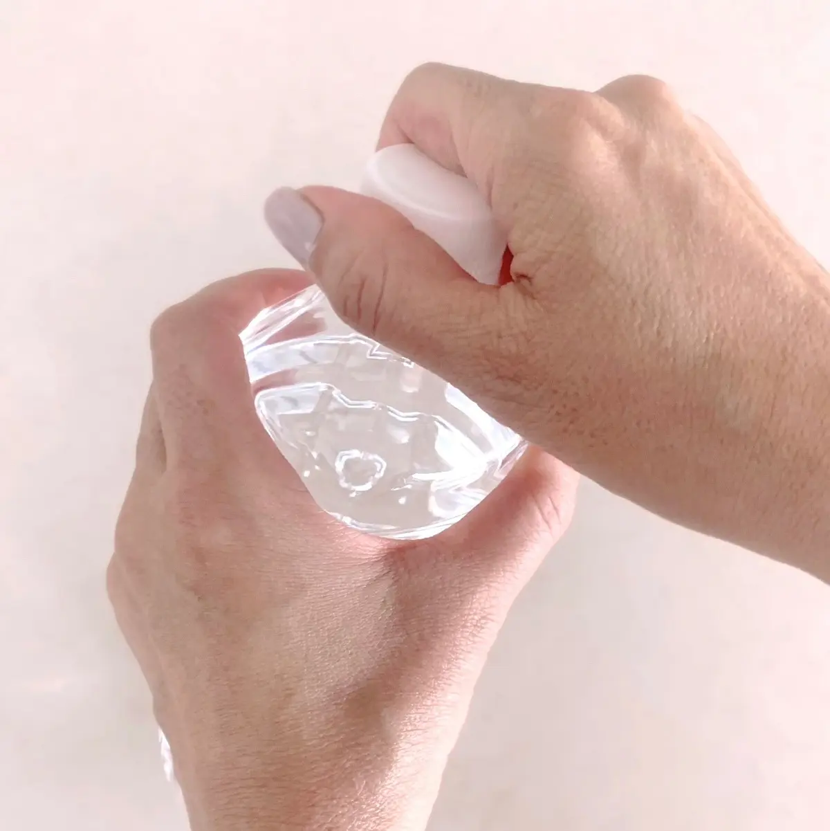 ペットボトルの蓋を開けようとしても、ビクともしないってことありませんか？何とか開けようと力入れると、親指のつけ根あたりに鈍痛が……。