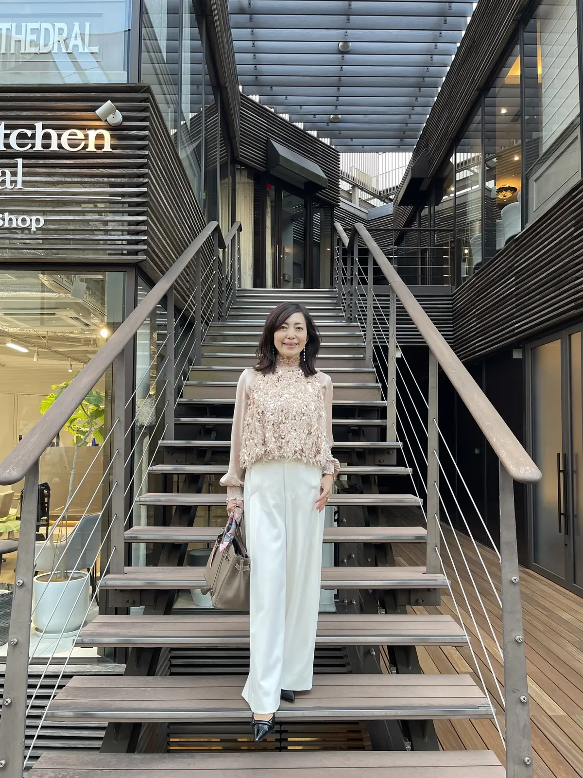 大人ピンクのキラキラジレとホワイトパンツの画像_3