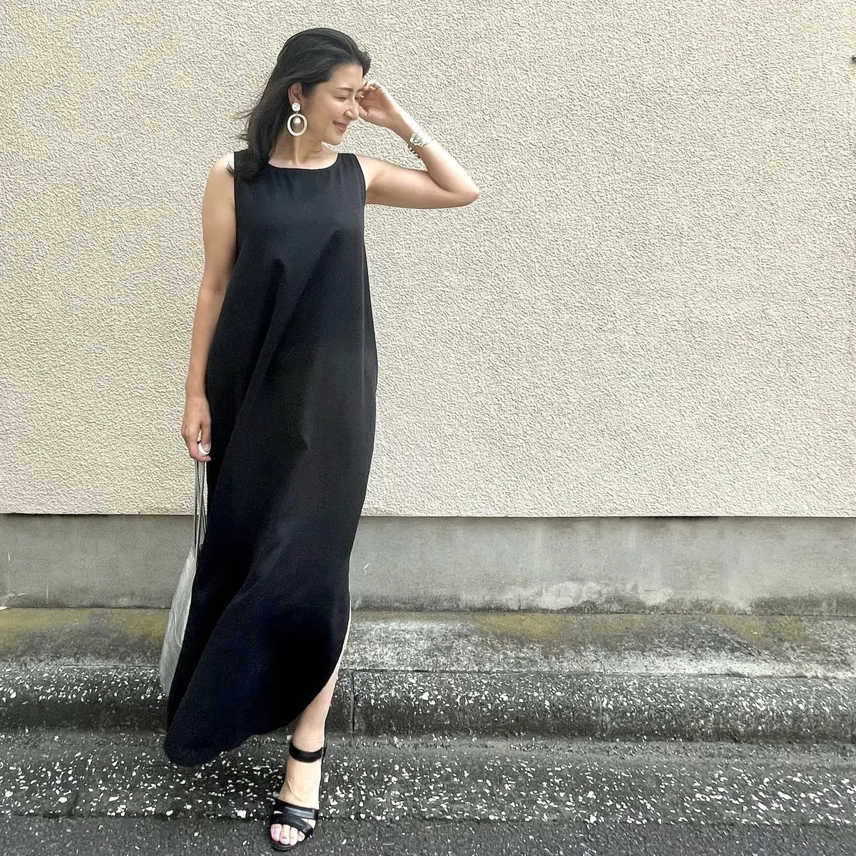 黒ワンピース、黒サンダル、シルバーバッグ、シルバーイヤリング、シルバーバングル