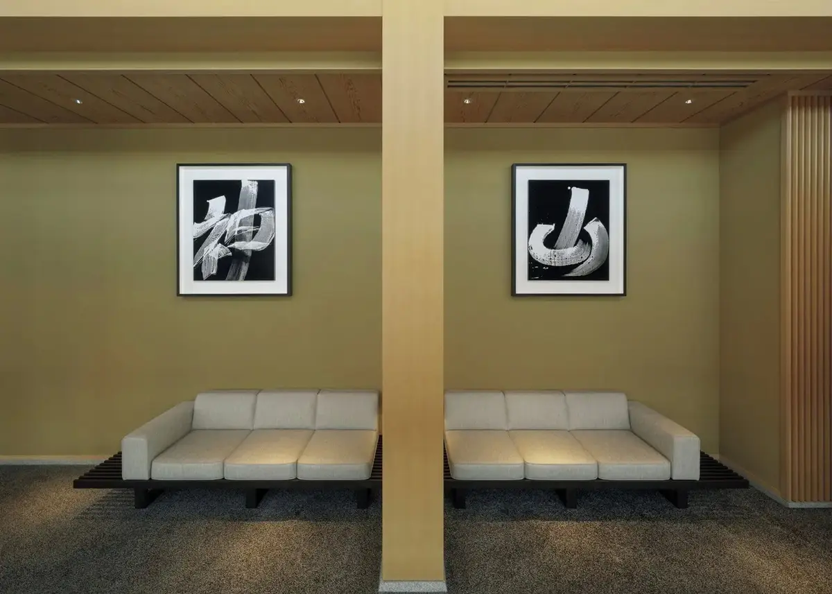 廊下には、芸術家・杉本博司氏が手がけたアートが