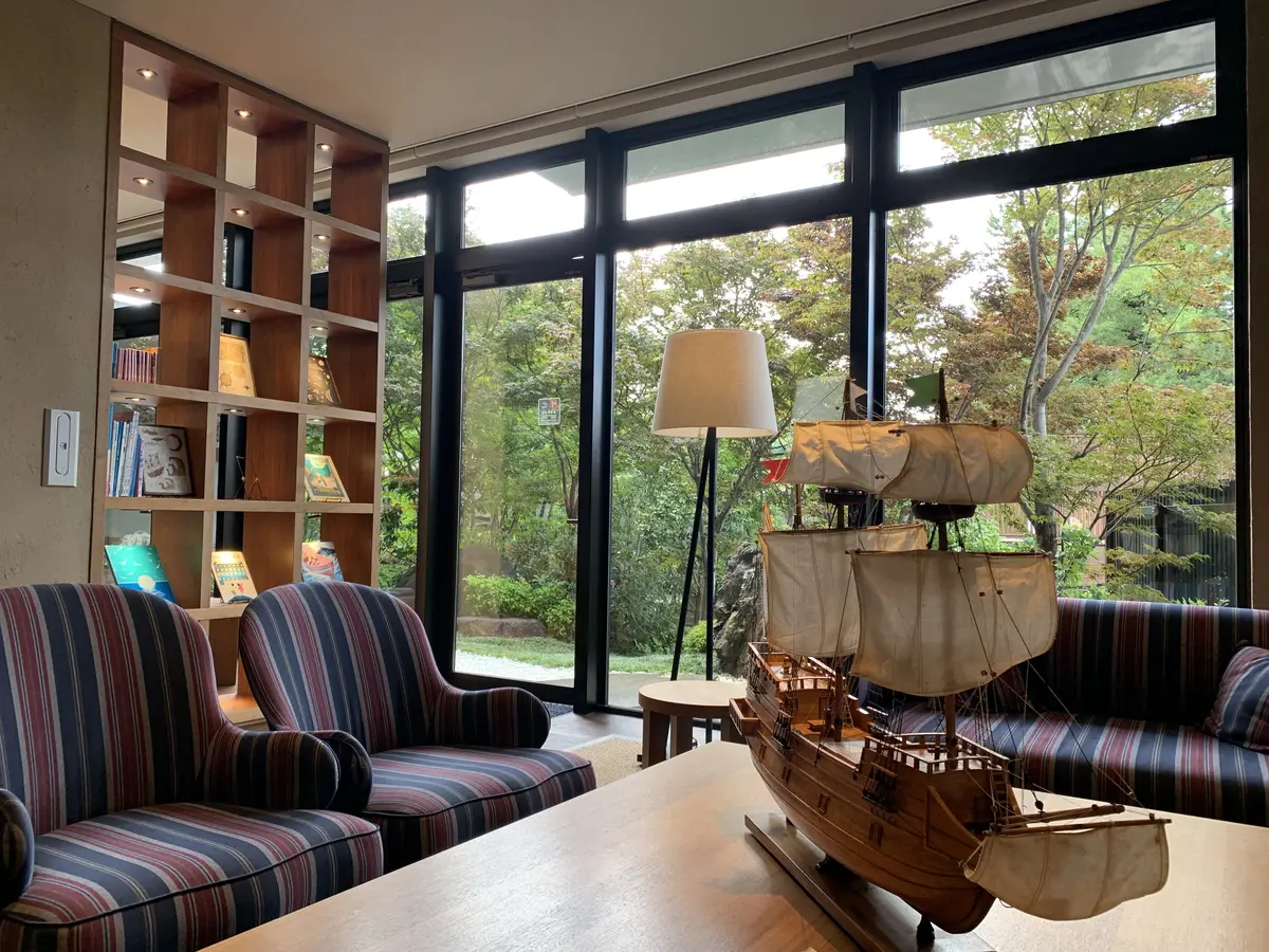 船のオブジェと本棚