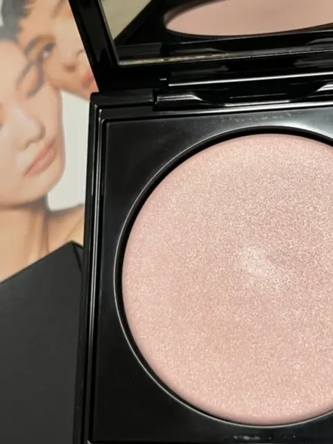 透明感をもたらすシルバーピンクを選択。