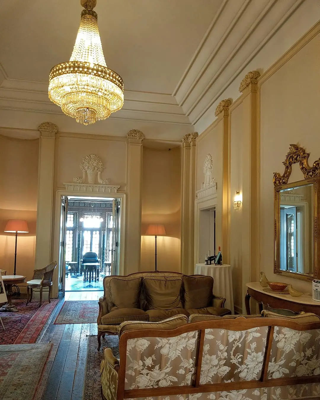 輝くシャンデリアや数々の調度品を見ながらダイニングへ