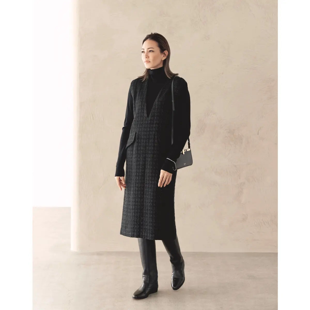 黒タートルネックニットと深Vネックワンピースのコーデ　モデル・RINA