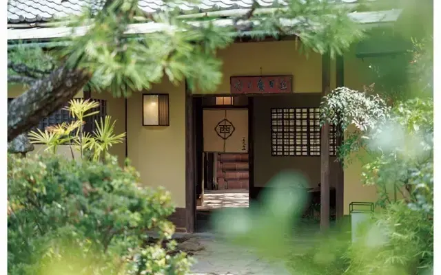 チェックインカウンターを兼ねた団らんのスペース「光琳ラウンジ」の入口