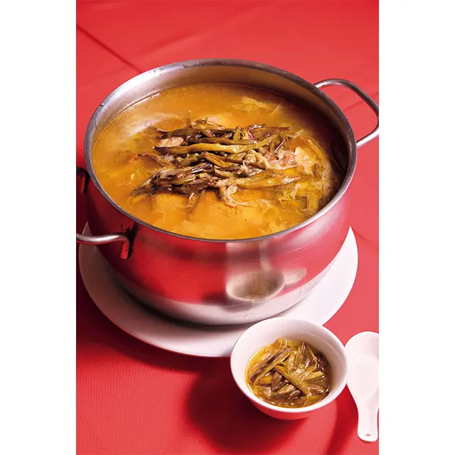 5〜6人前はありそうな大鍋入り。それでもオーダーの価値ありの絶品ホロホロ鴨肉鍋、砂鍋鴨（サーゴウヤー）NTD950