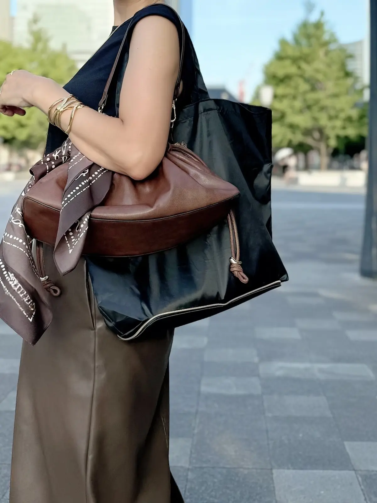 エクラ2025年10月号　エクラ付録　Aquascutum × eclat 大人のポケッタブルトート　ブラウンレザースカート　黒ノースリーブブラウス　茶のバッグ　茶のスカーフ