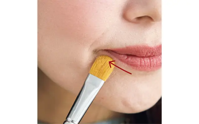 下唇の口角をハイライトで上向きに