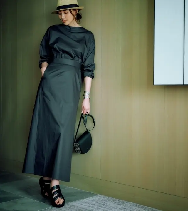 前はシックなワンピース風、後ろ姿でさりげなく色気を語るほめられ上手なセットアップ