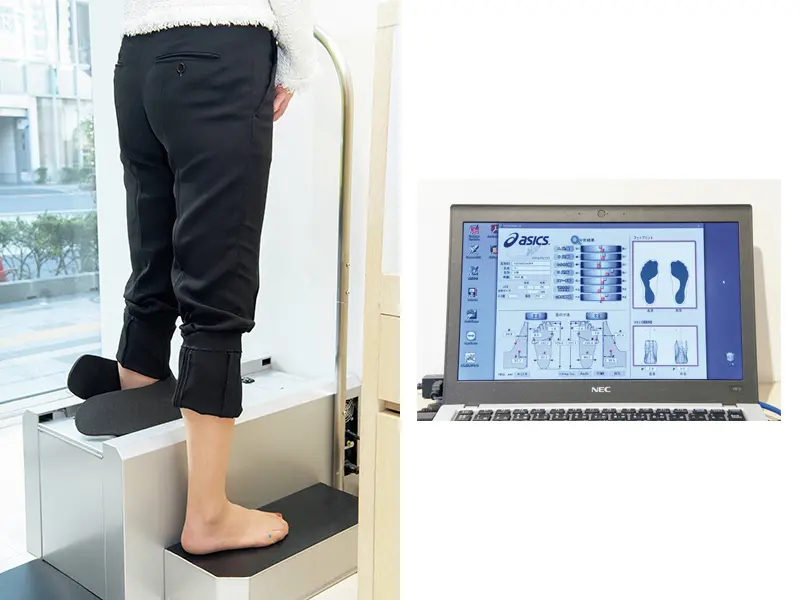 3次元足形計測機に足を入れて測定。