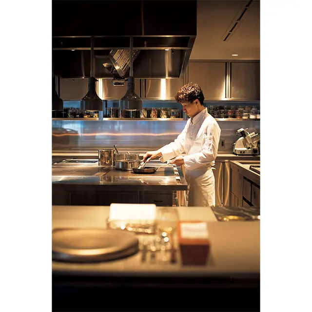 ケース・リアル」二俣公一氏設計のシン プルな店内