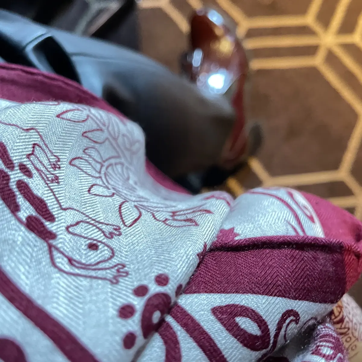 冬のダークカラーコーデに"えんじ色"で赤の画像_4