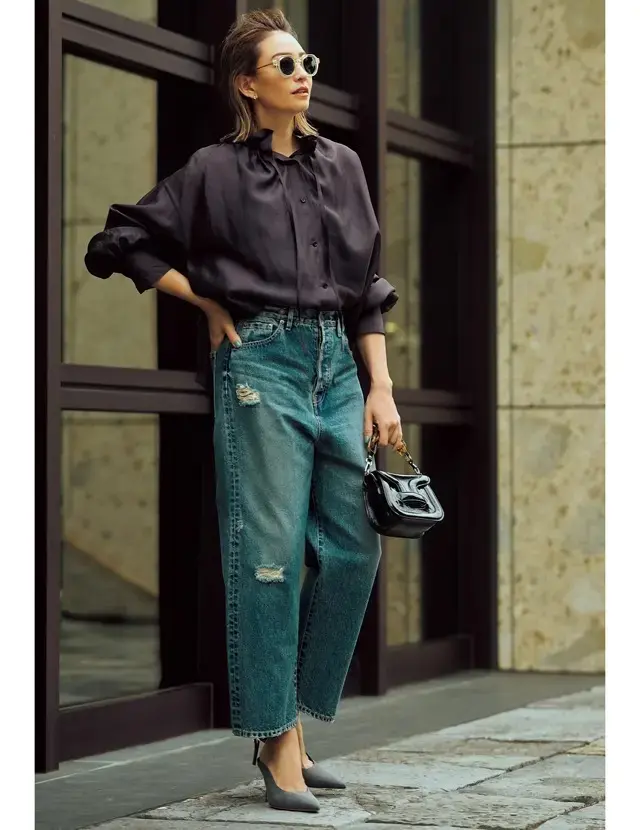 夏のデニムスタイルを軽やかに見せる、透明フレーム