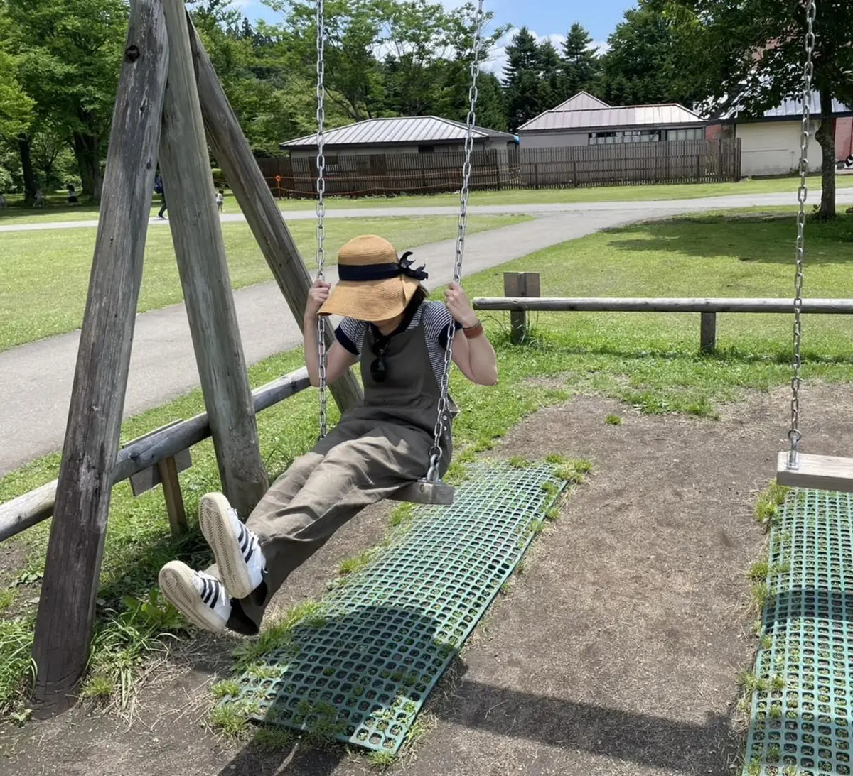 牧場でブランコ