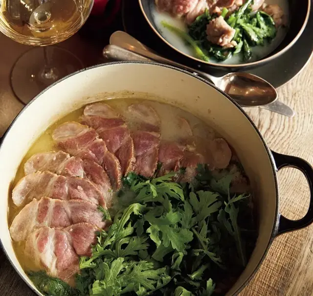 豆乳のまろやかな味がワインと合う　豚肉と春菊の豆乳鍋