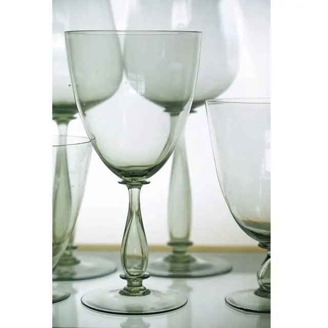 「後ろからの優しい光こそがガラスをきわだたせます」と、棚の後ろに和紙を貼って。