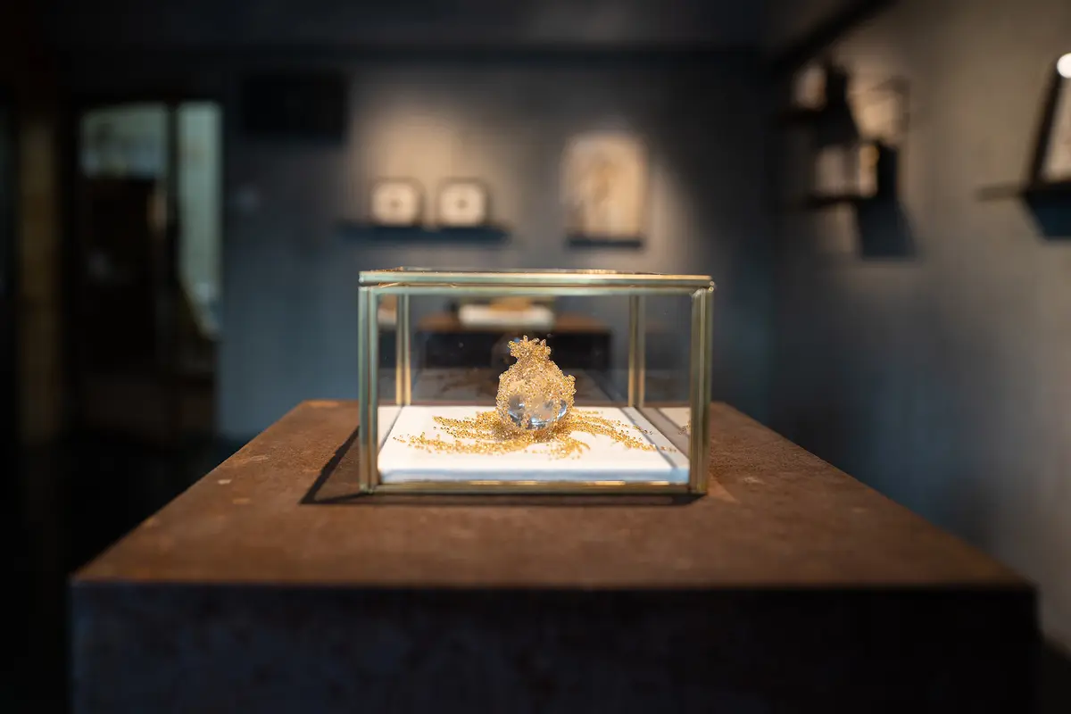 水晶と金ビーズの刺繍が煌めく「Octopus」