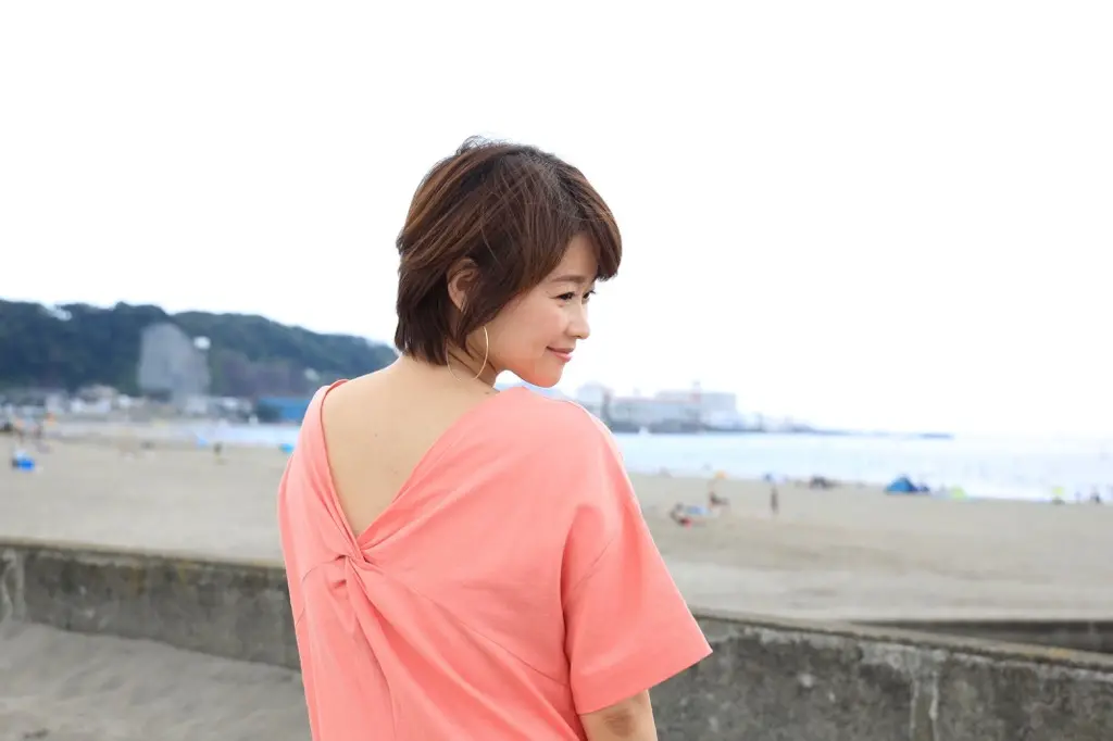 幸せ感あふれるコーラルピンクのワンピースの画像_2