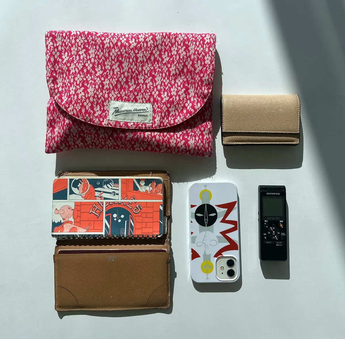 大きいバッグでも持ち物は厳選する派、なWのバッグの中身