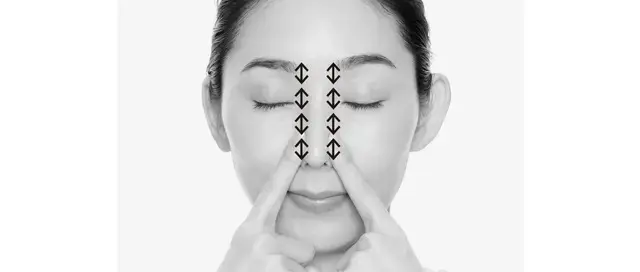 次に人さし指の腹を鼻骨のきわに押し当て、縦方向に小さく動かしてコリをほぐす。骨に圧をかけるイメージでほぐして。少しずつ位置を変え、眉頭から小鼻まで同様に行う。
