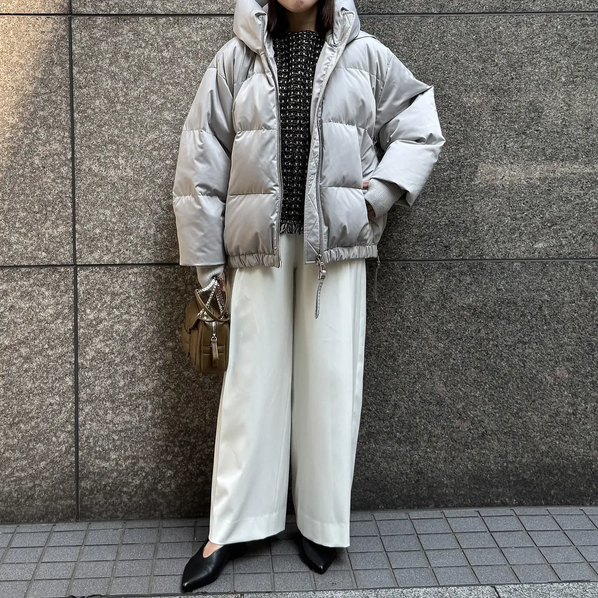 光沢ダウン×白パンツで叶える洗練モード
