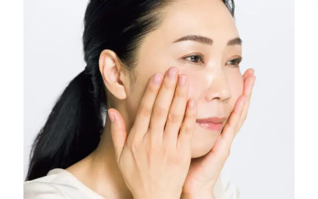 上から圧をかけるように“手当て”を