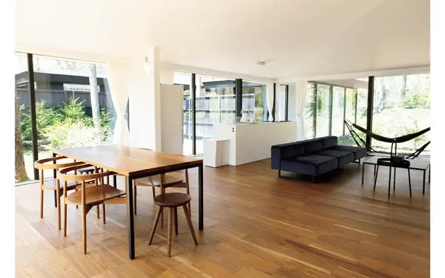 「貫の間」のリビングダイニング。建築デザインは、注目の建築家ユニット「TNA」によるもの。棟によって、4名あるいは7名まで泊まれる