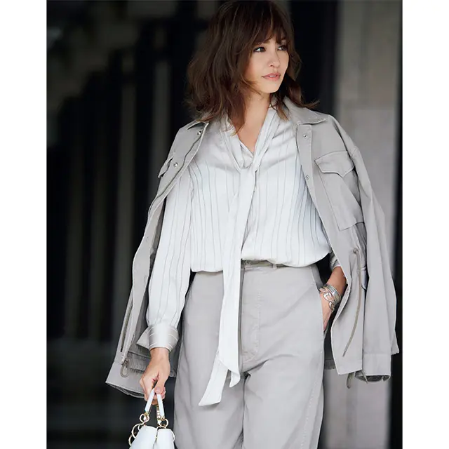 光沢あるサンドベージュ。 しなやかでクールな雰囲気を漂わせて