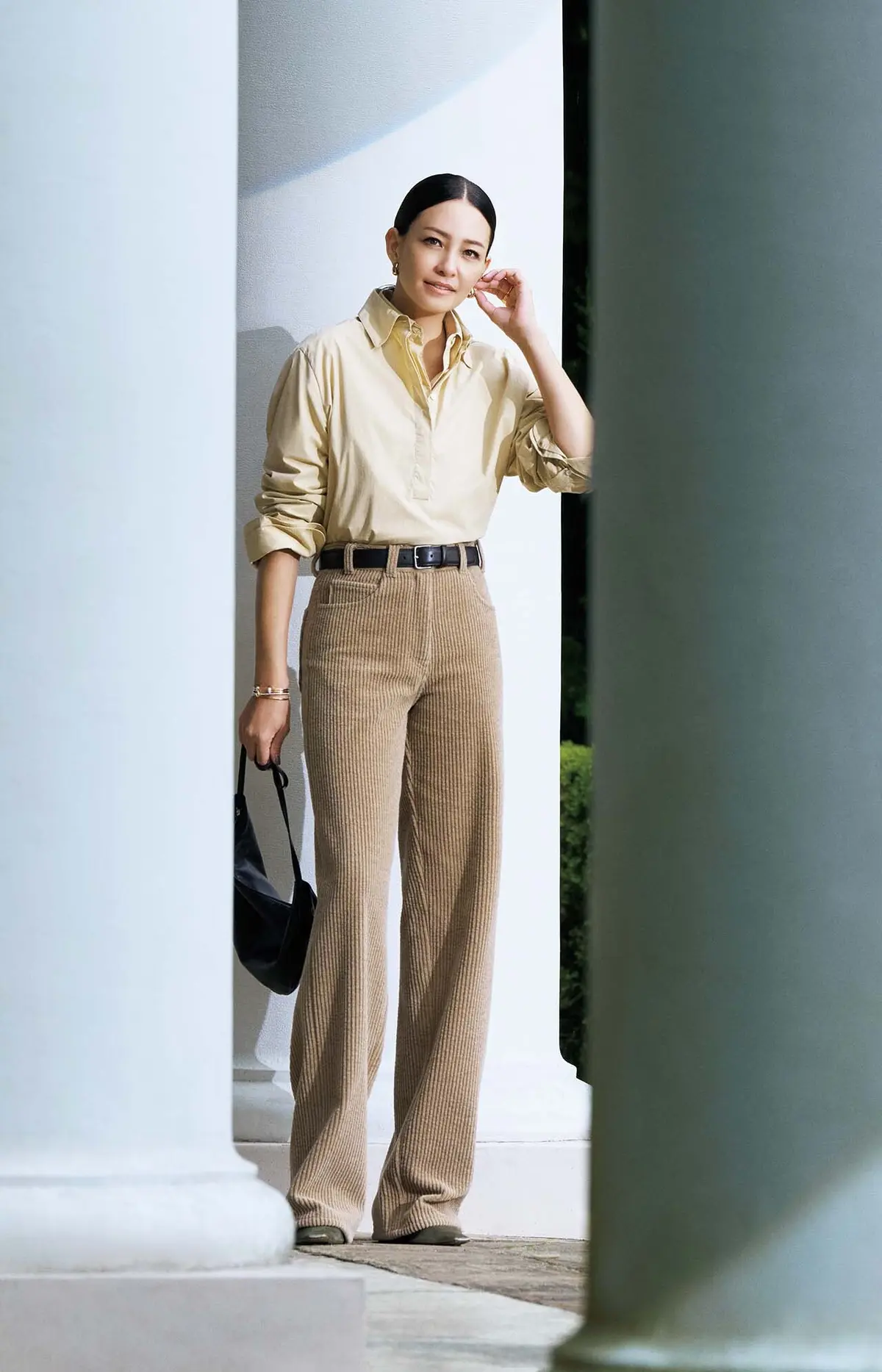 柔和なカラートーンも、 シャツを重ねる最旬テクニックで ぐっとモダンな印象に