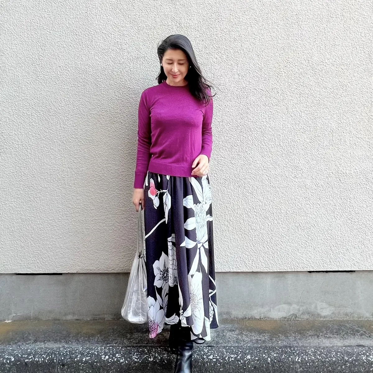 ユニクロピンクニット、花柄スカート、黒ショートブーツ、シルバーバッグ