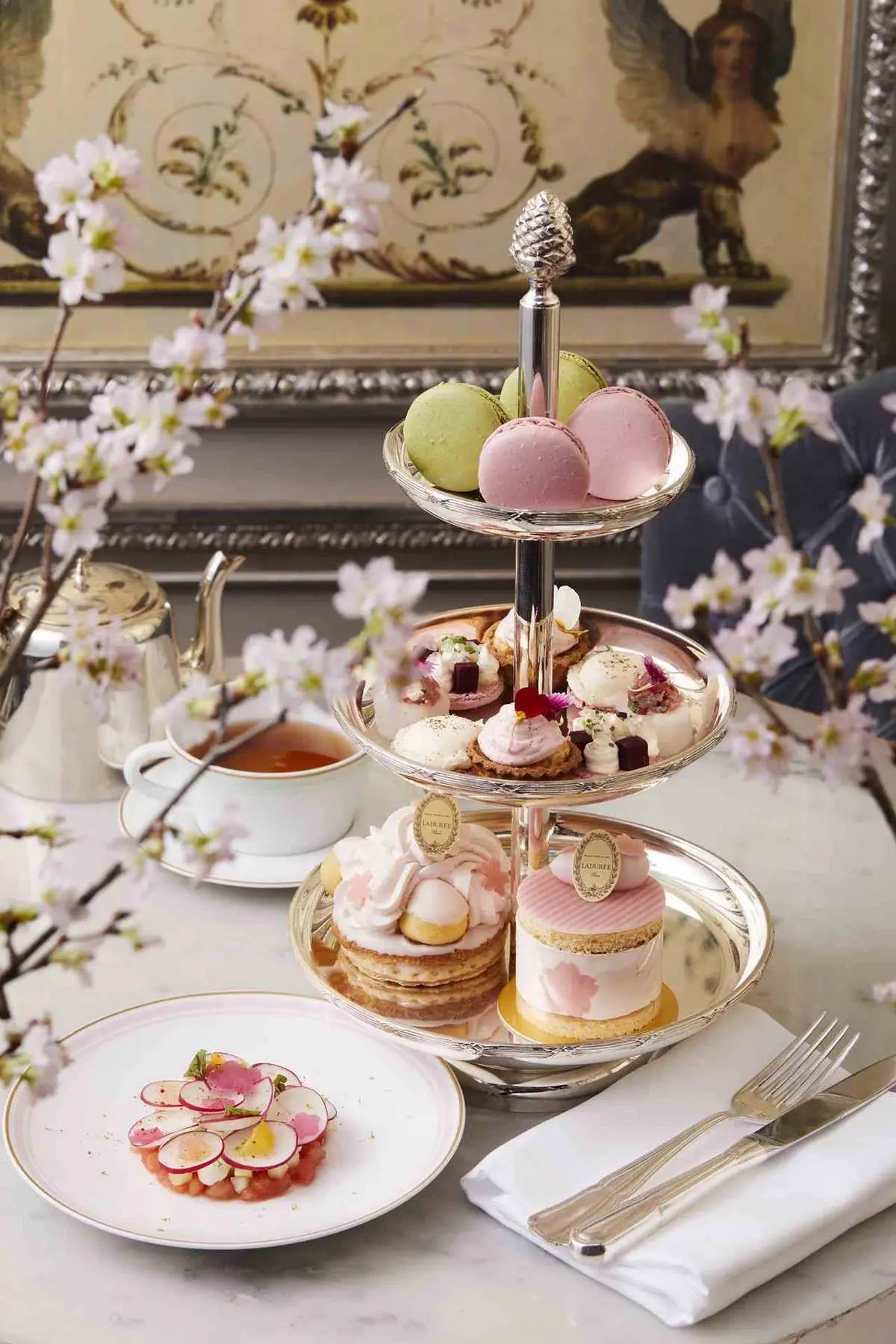 『ラデュレ（LADURÉE）』マカロンタワー「サクラ・アフタヌーンティー」