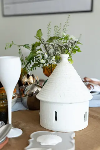 実はこれ、蚊取線香入れです！！！おうちにあるあらゆるものがテーブルの小物になるので是非探してみてください〜！