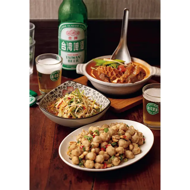 手前から。揚げた イカのクチバシ炒め 「鹽酥龍珠」NTD180 〜、びんろうの花の 冷製あえ物「涼拌檳 榔花」NTD180 〜、 牛肉のスジ、胃、ス ネの3種炒め「阿才 牛三寶」NTD300 〜