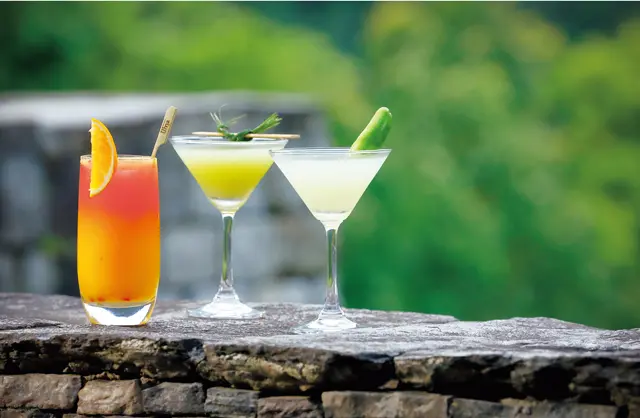 夕暮れ時は、オリジナルカクテルを片手にテラスでくつろいで。右から、唐辛子のカクテル、杉の香りのカクテル、フルーツのモクテル