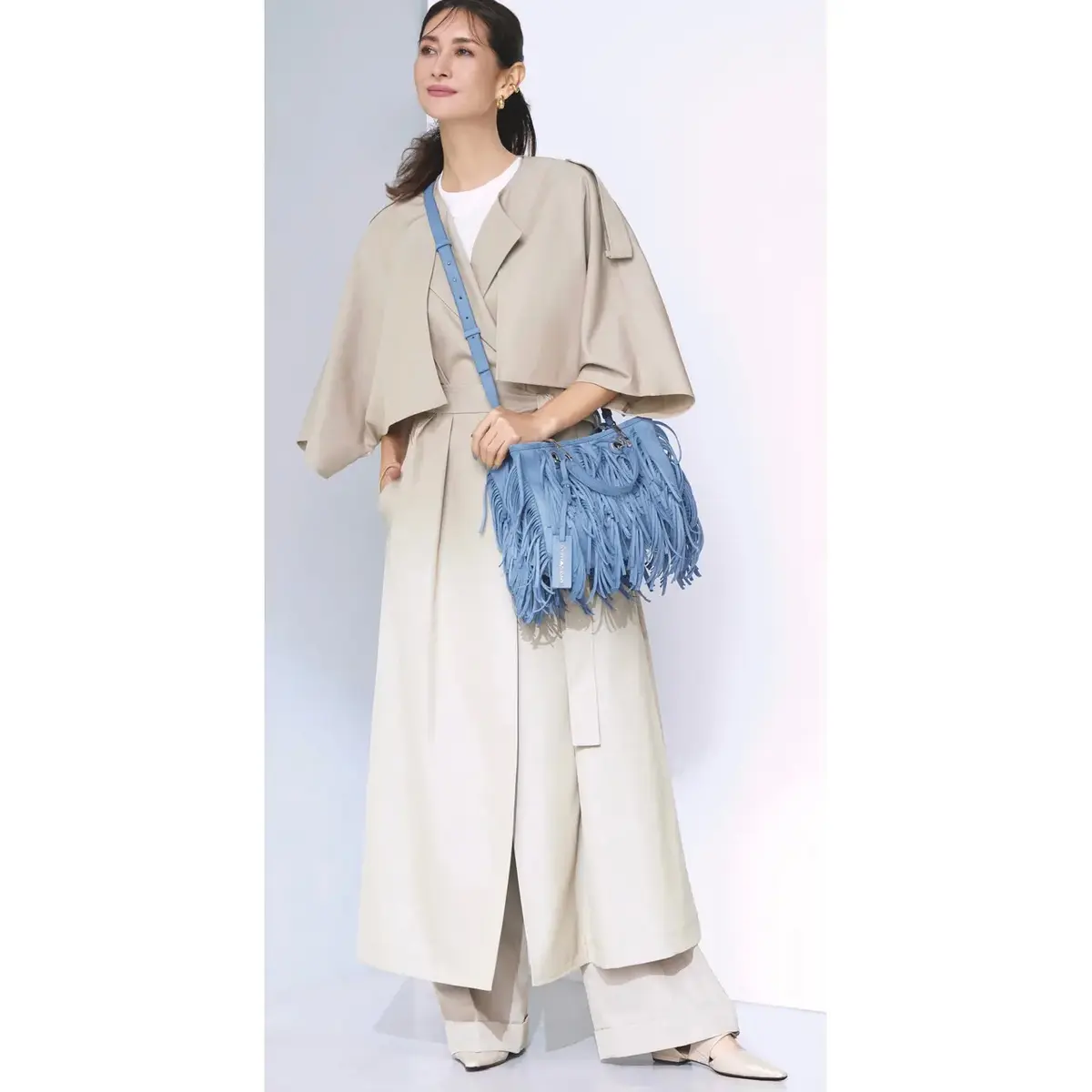 定番のベージュトレンチコートは、インパクトのある水色バッグで新鮮な表情に。最高気温21℃