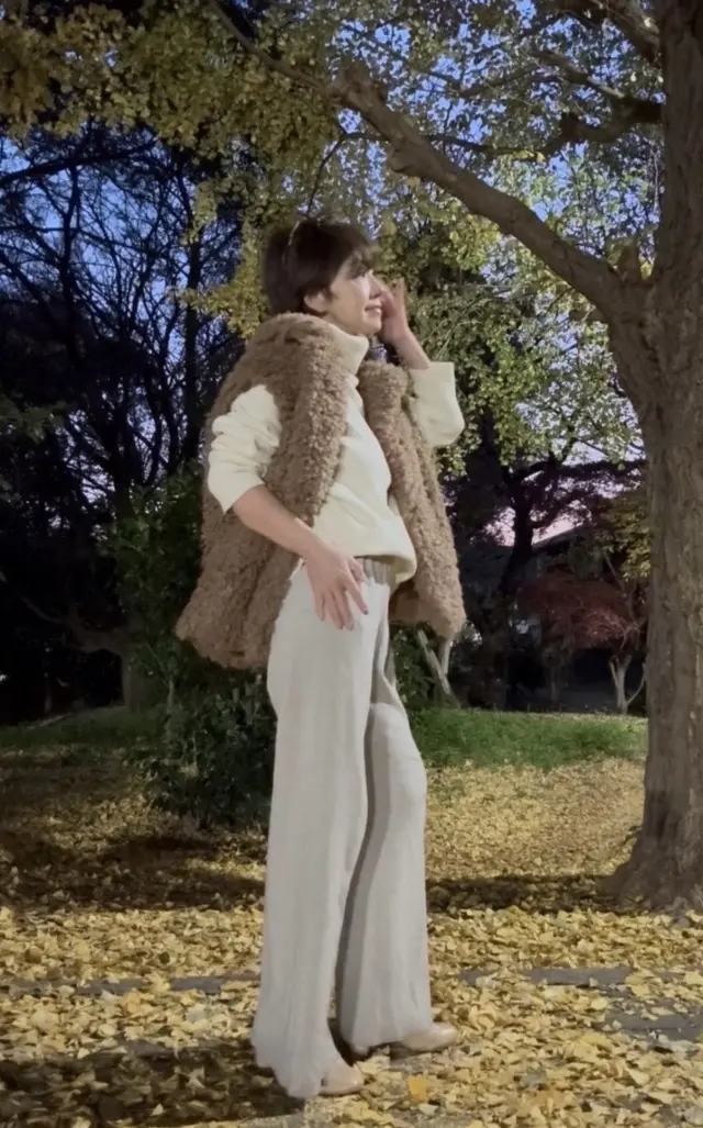 冬のホワイト&ブラックパンツコーデにブラの画像_5