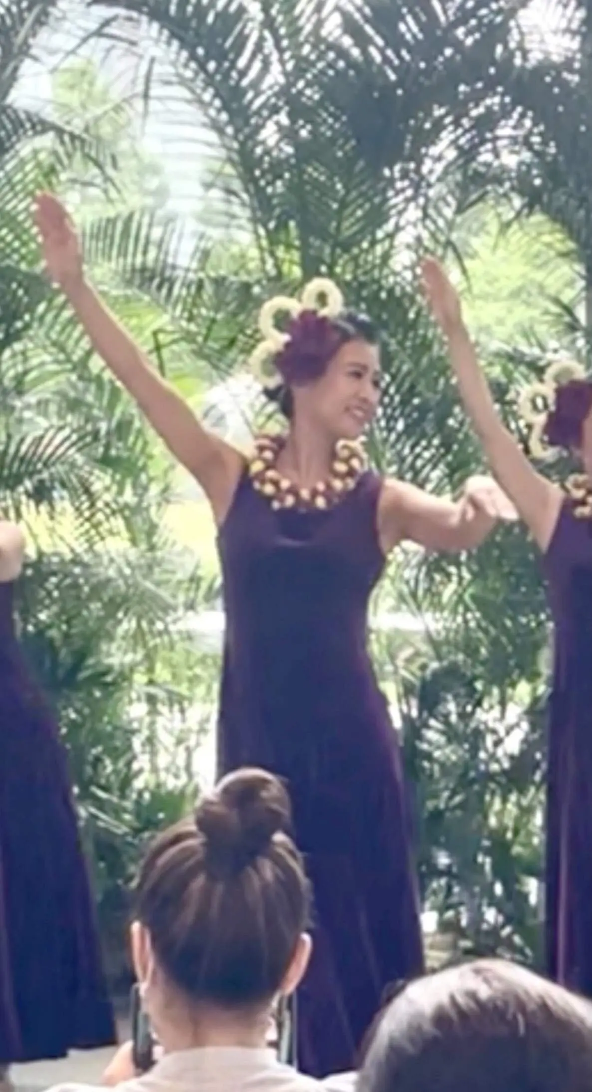 est。エストボディセラム2301。エストボディセラム 2301。マッサージ。ハンドマッサージ。ボディケア。二の腕。マッサージクリーム。セルフ。セルフケア。セルフマッサージ。セルフエステ。美容液。クリーム。美容。アンチエイジング。ボブ。ミディアムヘア。ヘアアップ。アップスタイル。フラ。フラダンス。フラガール。ドレス。フラドレス。紫。ビロード。ベルベット。ビロード生地。ベルベット生地。ノースリー部。ノースリーブ。ノースリーブドレス。衣装。イベント。フライベント。フラフェスティバル。