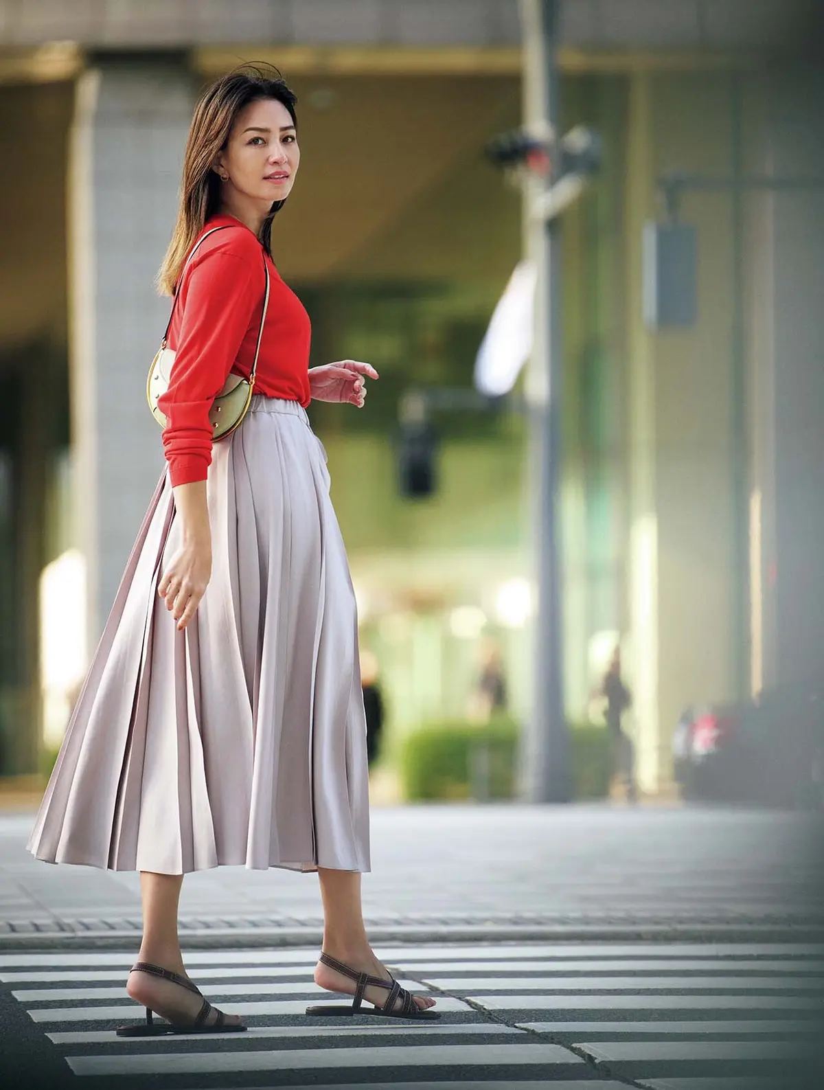 悠々と揺らめく贅沢なドレープで リュクスな光沢感がきわだつ