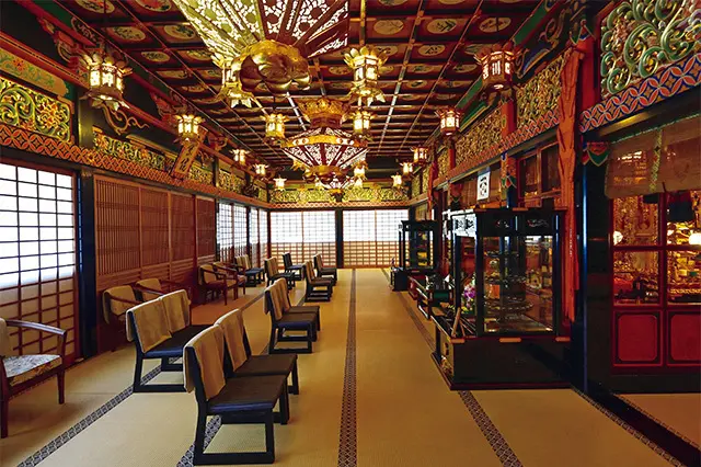 本堂は、凝った彩色の欄間や美しい灯篭が見事。