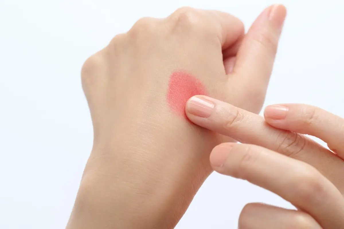 OurAge×Webエクラ 40代50代　レッド系チーク　入れ方　クリームタイプのチークを手の甲になじませて量を調整する